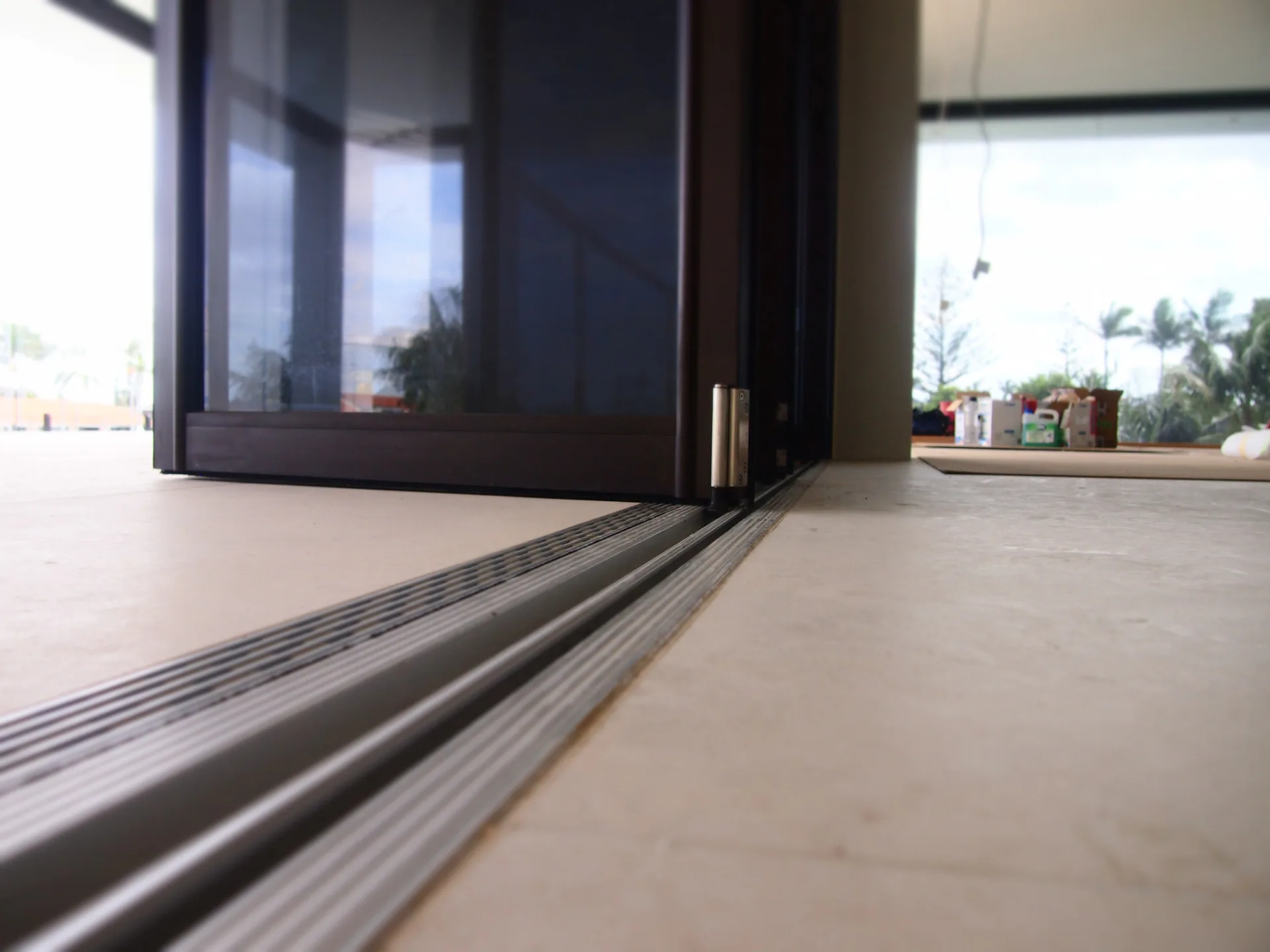 Integrated sill on an architectural project finishing level with the floor